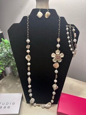 Avon Studio 1886 Mother of Pearl Blossom 3 Piece Gift Set